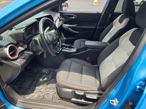 Certified 2025 Chevrolet Trax RS FWD image 19