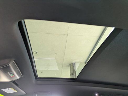 Used 2022 Volkswagen Atlas Cross Sport SE image 21