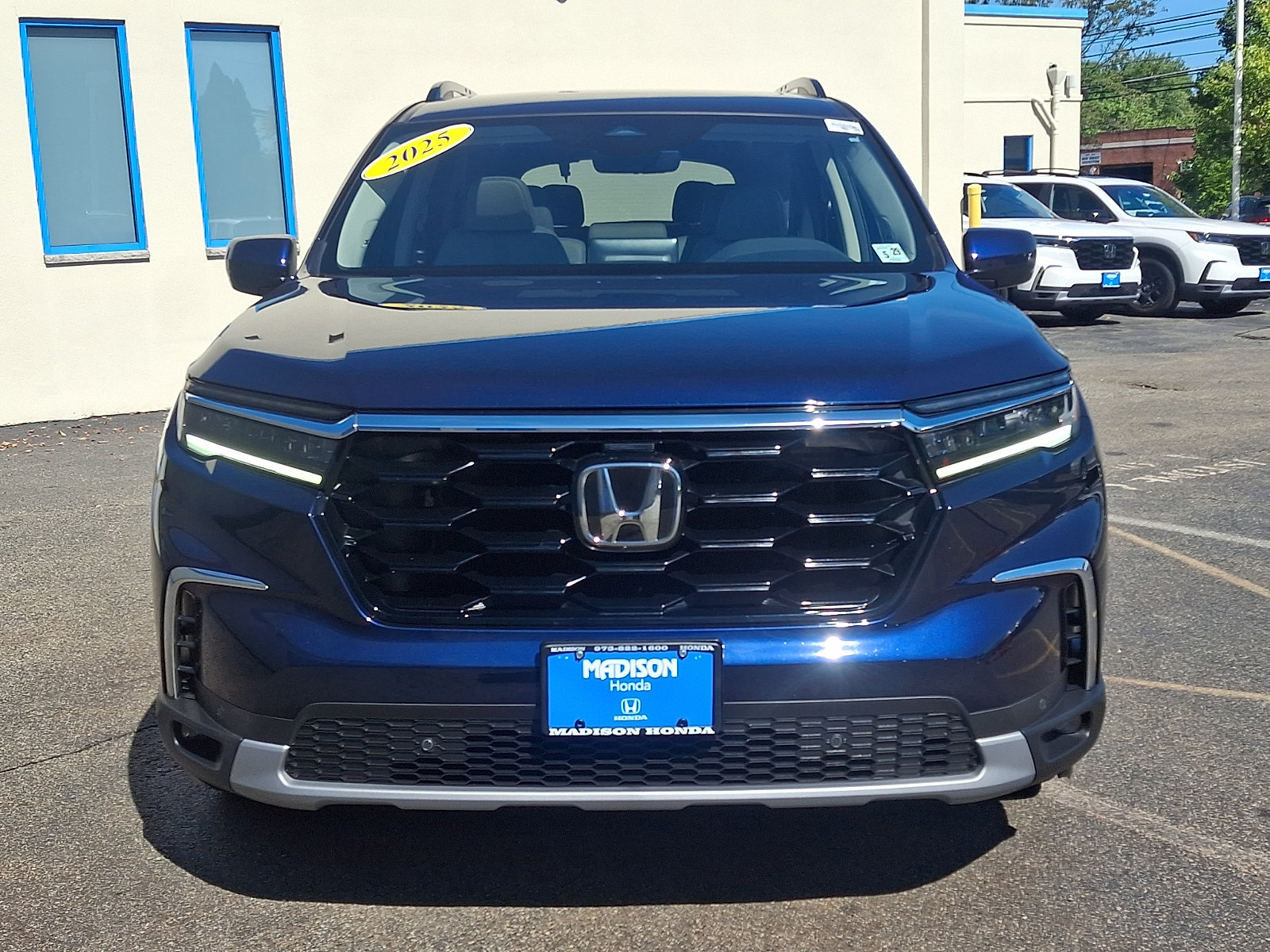 Used 2025 Honda Pilot Touring image 2