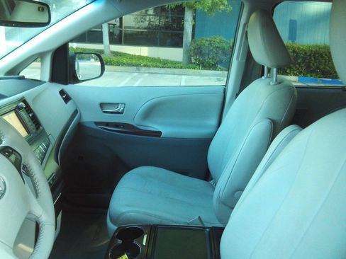 Used 2012 Toyota Sienna XLE w/ Premium Pkg FWD image 21
