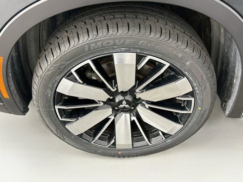Used 2025 Mitsubishi Outlander AWD image 11