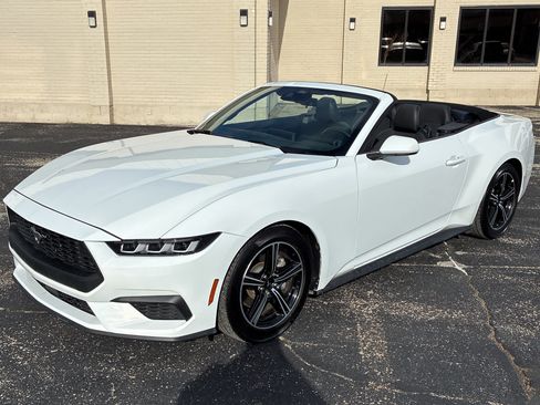 Used 2024 Ford Mustang Convertible RWD image 2