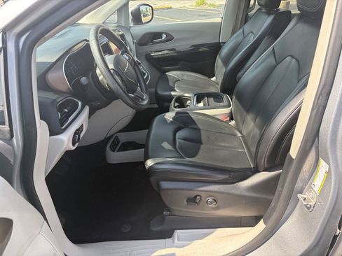 Used 2021 Chrysler Voyager Lxi FWD image 4