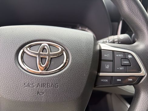 Used 2023 Toyota Highlander L FWD image 9