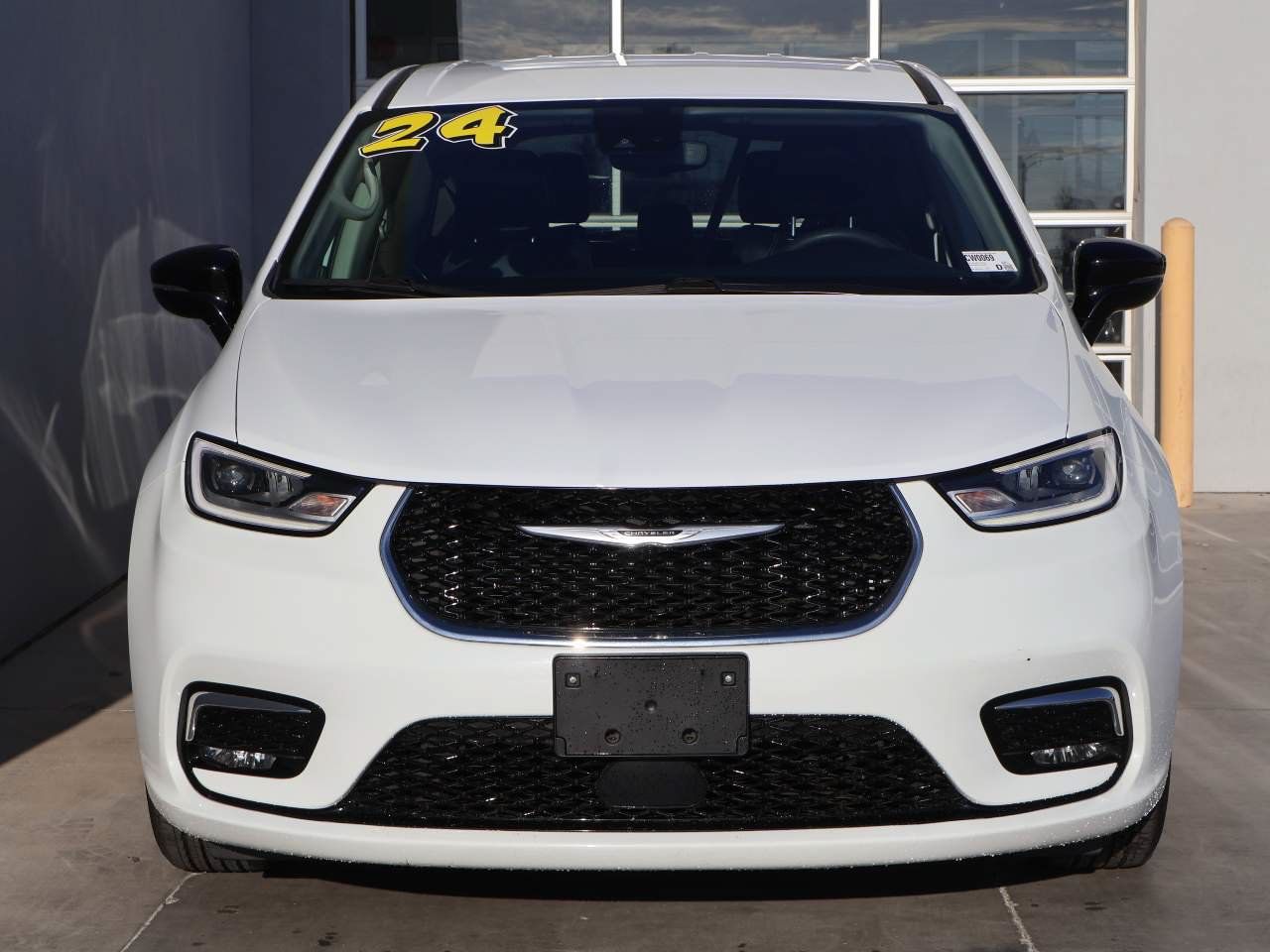 Used 2024 Chrysler Pacifica Touring-L FWD image 5
