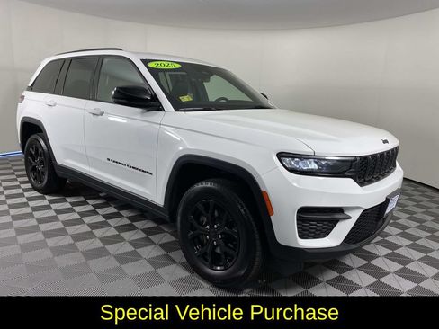 Used 2025 Jeep Grand Cherokee Altitude AWD/4WD image 1