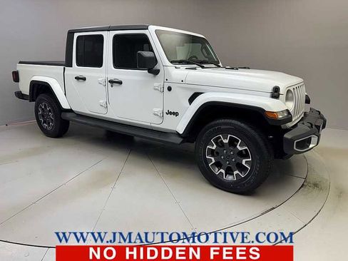 Used 2020 Jeep Gladiator Overland w/ Cold Weather Group AWD/4WD image 7