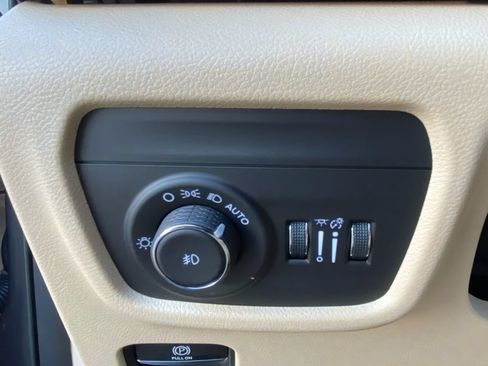 Used 2025 Jeep Grand Cherokee L Limited w/ Luxury Tech Group II AWD/4WD image 16
