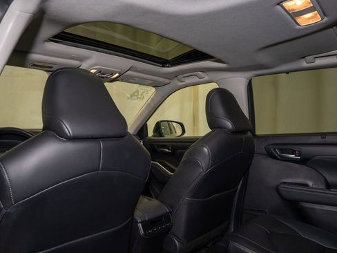Used 2024 Toyota Highlander XLE image 10