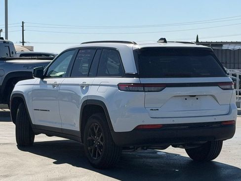 Used 2025 Jeep Grand Cherokee Altitude AWD/4WD image 2