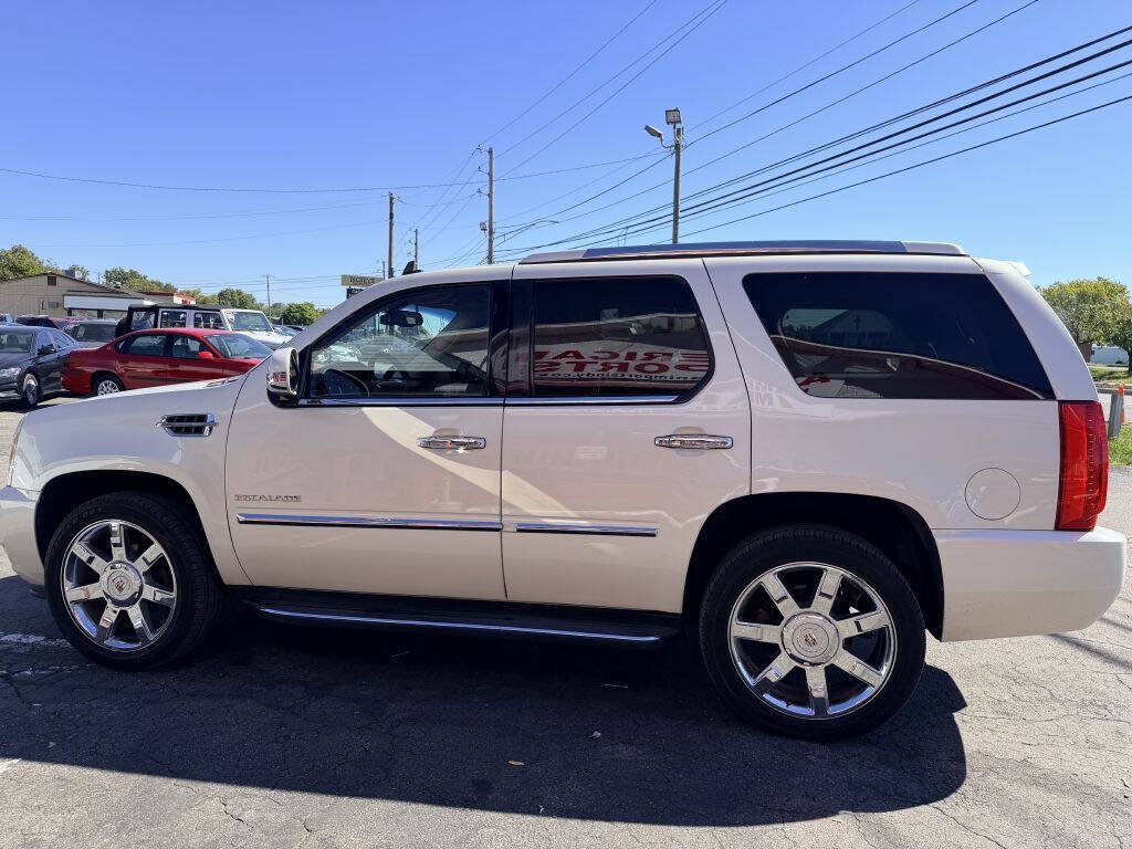 Used 2014 Cadillac Escalade Luxury RWD image 3