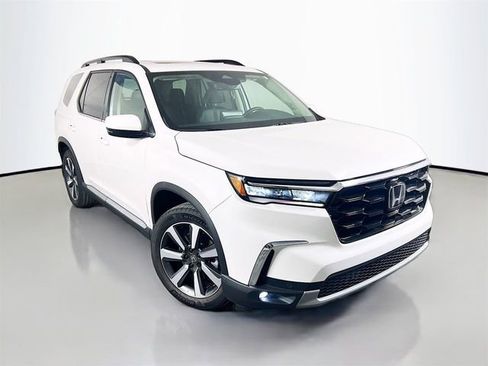 Used 2025 Honda Pilot Touring image 2