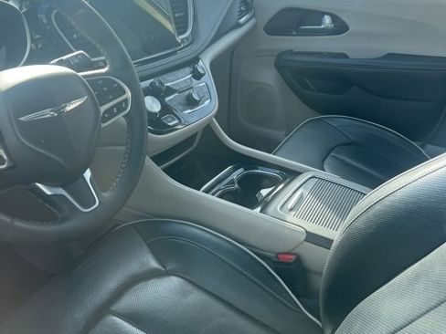 Used 2023 Chrysler Pacifica Limited image 4