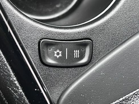 Used 2023 Chrysler 300 C RWD image 30