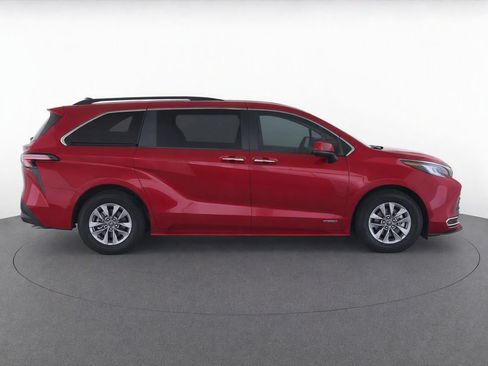 Used 2021 Toyota Sienna XLE FWD image 11