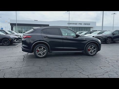 Used 2023 Alfa Romeo Stelvio Ti AWD/4WD image 9