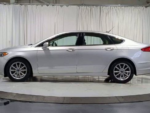 Used 2017 Ford Fusion SE w/ Fusion SE Technology Package image 6