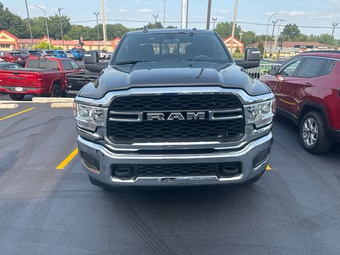 Used 2024 RAM 2500 Tradesman w/ Chrome Appearance Group AWD/4WD image 9