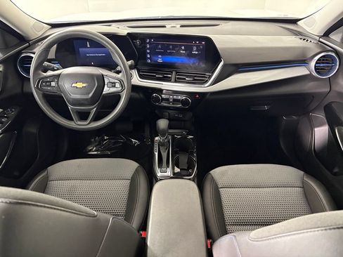 Used 2025 Chevrolet Trax LT FWD image 35