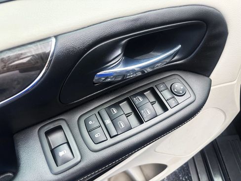 Used 2012 Chrysler Town & Country Touring-L w/ Entertainment Group #2 FWD image 15