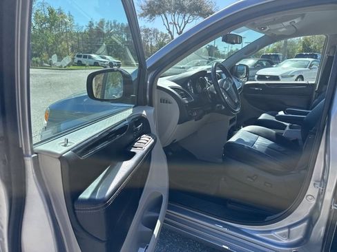 Used 2016 Chrysler Town & Country Touring image 12