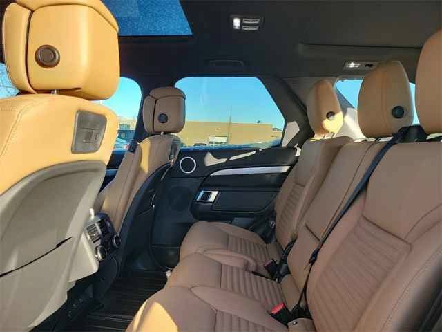 New 2025 Land Rover Discovery Dynamic SE AWD/4WD image 16