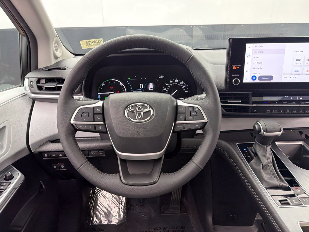 Used 2025 Toyota Sienna XLE w/ XLE Plus Package AWD/4WD image 8