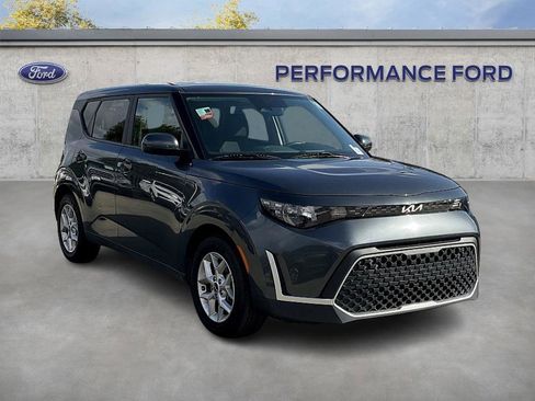 Used 2023 Kia Soul LX w/ LX Technology Package image 3