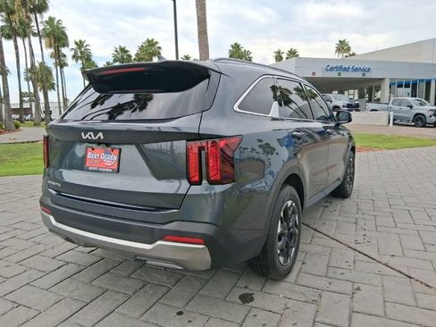 Used 2024 Kia Sorento S w/ Panoramic Sunroof Package FWD image 5