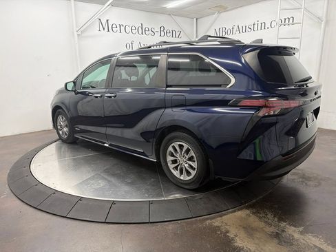 Used 2021 Toyota Sienna XLE FWD image 5