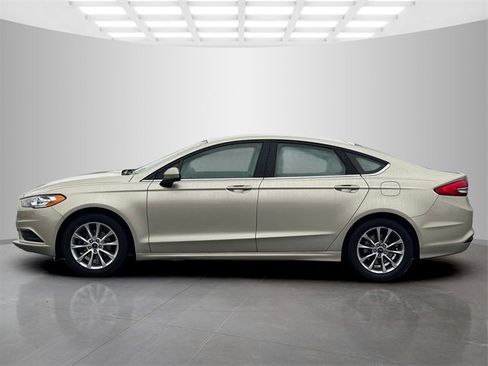 Used 2017 Ford Fusion SE w/ Fusion SE Technology Package image 4