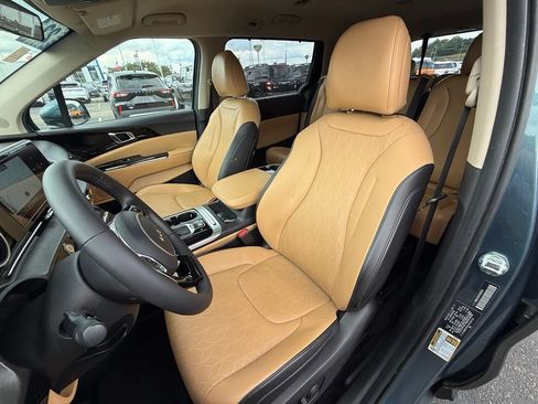 Used 2023 Kia Carnival EX FWD image 18