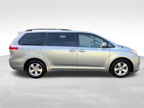 Used 2013 Toyota Sienna LE FWD image 9