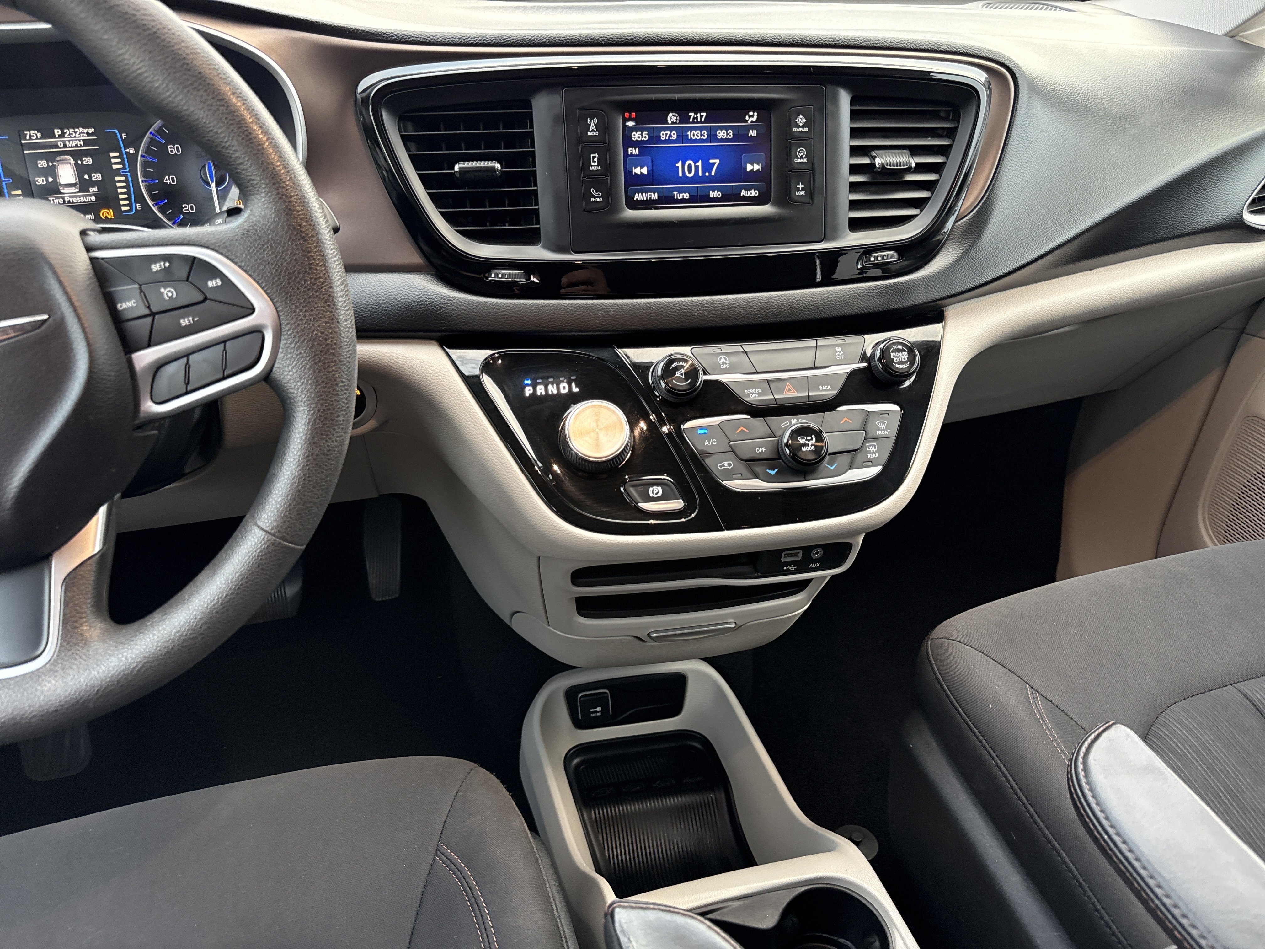 Used 2017 Chrysler Pacifica LX FWD image 34