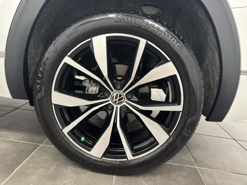 Used 2025 Volkswagen Atlas SEL Premium R-Line AWD/4WD image 30