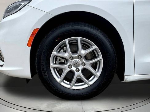 Used 2024 Chrysler Pacifica Touring-L FWD image 36