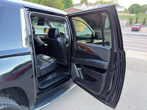 Used 2020 Cadillac Escalade ESV Premium Luxury AWD/4WD image 19