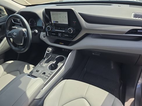 Used 2023 Toyota Highlander XLE image 12