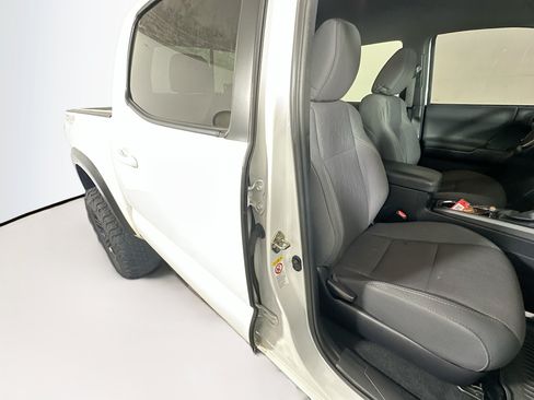 Used 2018 Toyota Tacoma TRD Off-Road AWD/4WD image 28