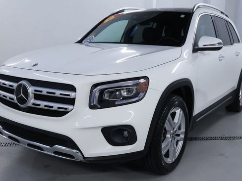 Used 2022 Mercedes-Benz GLB 250 4MATIC w/ Premium Package image 3