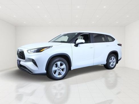 Used 2024 Toyota Highlander LE AWD/4WD image 2