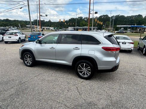 Used 2019 Toyota Highlander XLE FWD image 11