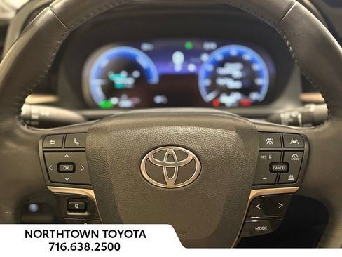 Used 2023 Toyota Crown Limited image 7