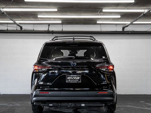 Used 2025 Toyota Sienna XLE Woodland Edition image 4