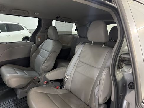 Used 2018 Toyota Sienna XLE FWD image 7