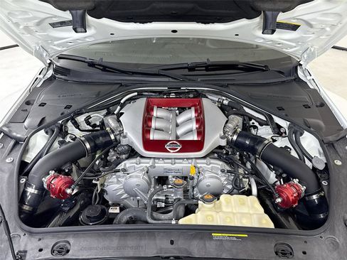 Used 2020 Nissan GT-R Premium image 30