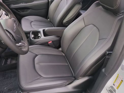 New 2026 Chrysler Pacifica Select FWD image 17