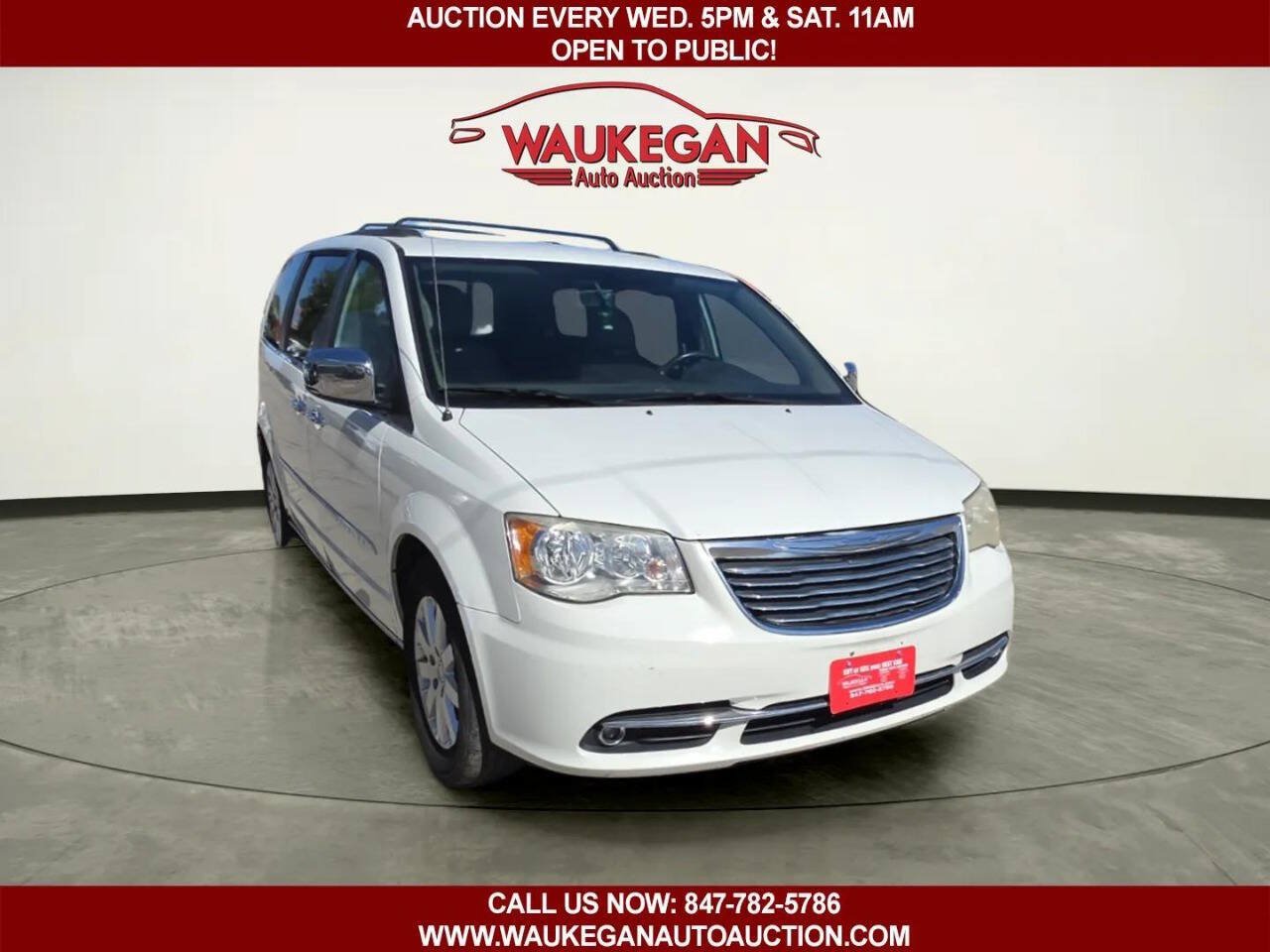 Used 2012 Chrysler Town & Country Touring-L w/ Entertainment Group #2 FWD image 3