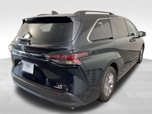Used 2023 Toyota Sienna LE AWD/4WD image 9