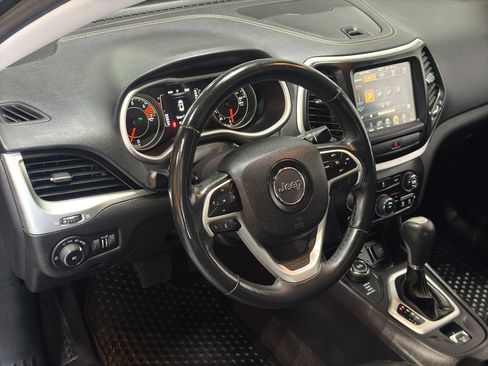 Used 2018 Jeep Cherokee Latitude Plus w/ Cold Weather Group AWD/4WD image 16